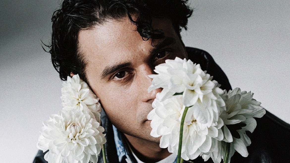 Между светом и тенью