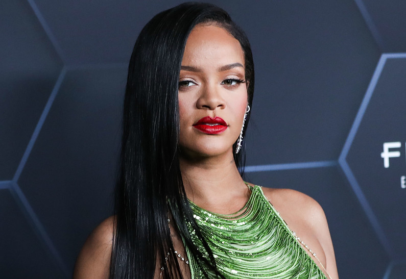 Рианна в панике после того, как ее особняк попал под обстрел