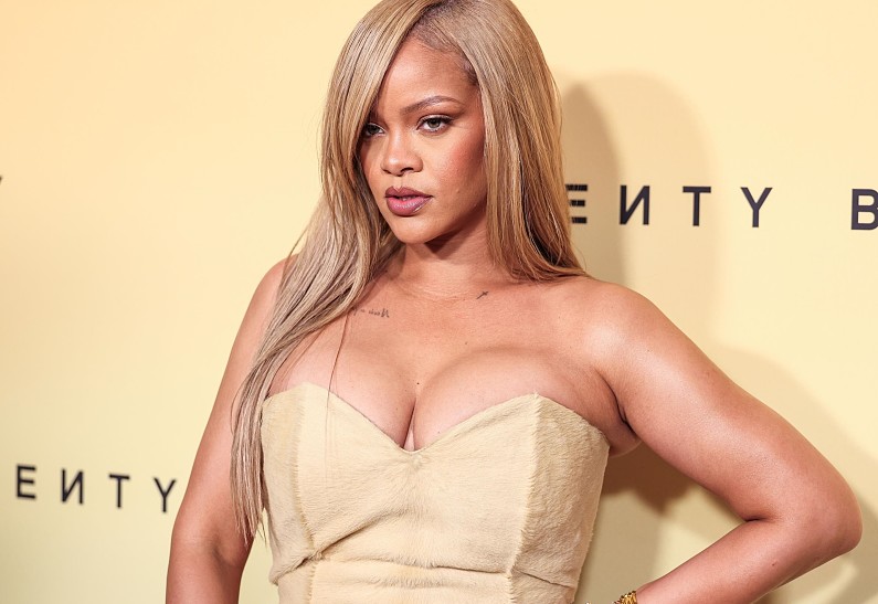 На Рианну было совершено вооруженное покушение