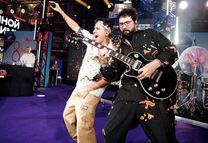 Звёзды МУЗ-ТВ поздравили женщин с 8 марта