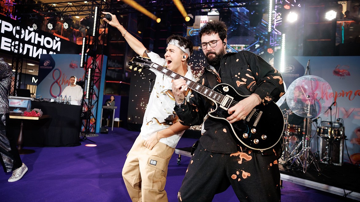 Звёзды МУЗ-ТВ поздравили женщин с 8 марта