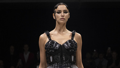 Ирина Шейк в слезах: модель вышла на подиум в драматичном образе