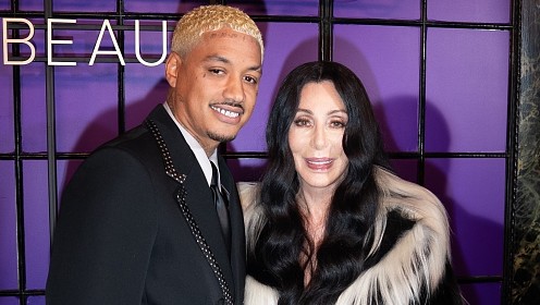 Снова невеста? 79-летняя Шер подогрела слухи о тайном замужестве