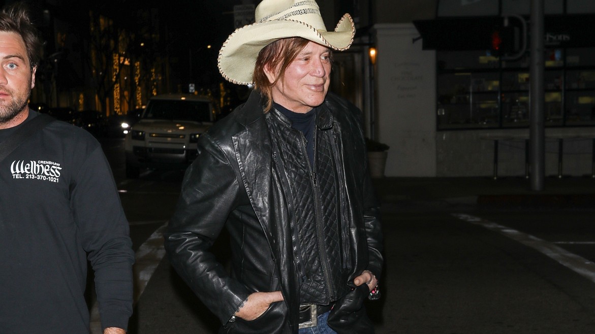 Микки Рурка официально выселили из дома в Лос-Анджелесе