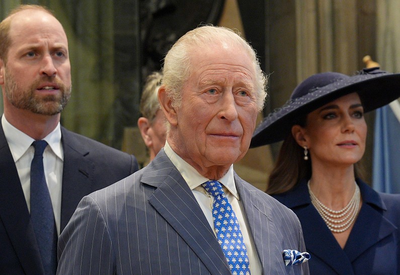 Короля Карла III и Кейт Миддлтон освистали из-за скандала с экс-принцем Эндрю
