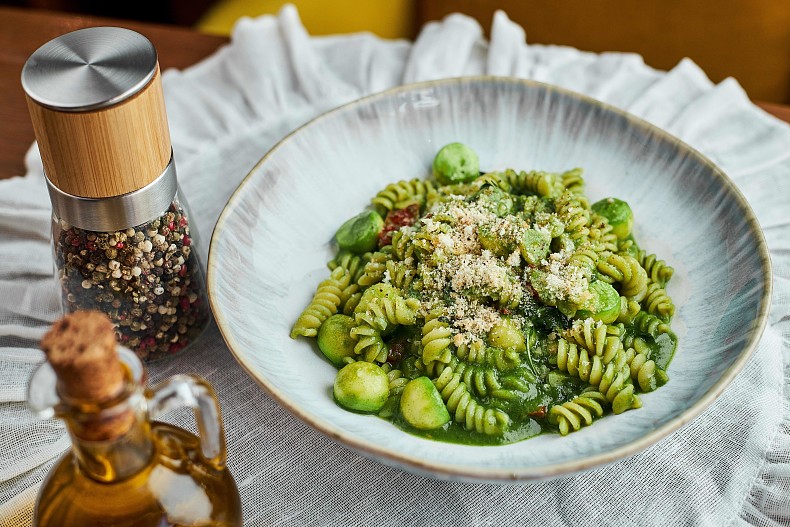 Фузилли с песто из цукини и вялеными томатами