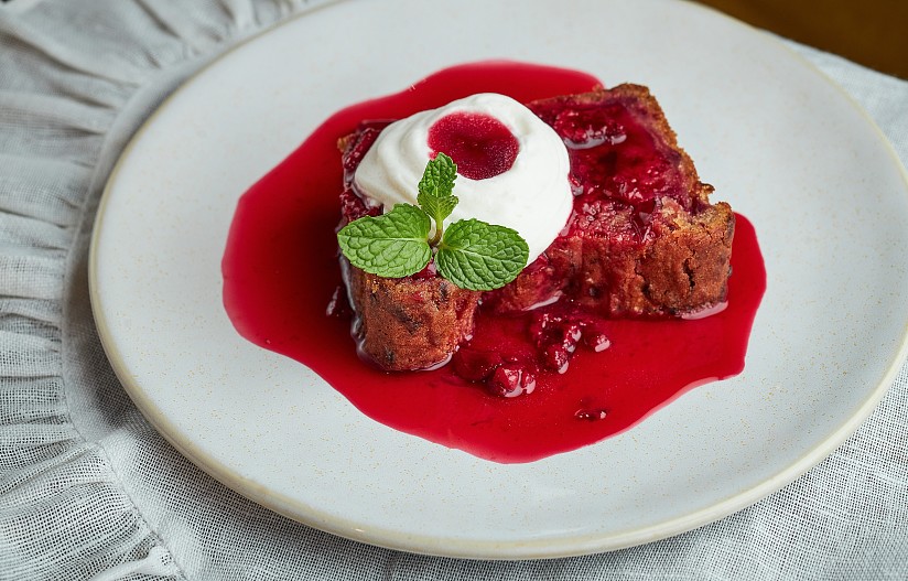 Вишнево-свекольный кекс под соусом из вишни и «Ванильного пломбира»