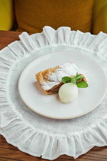 Яблочный штрудель с шариком лимонного сорбета