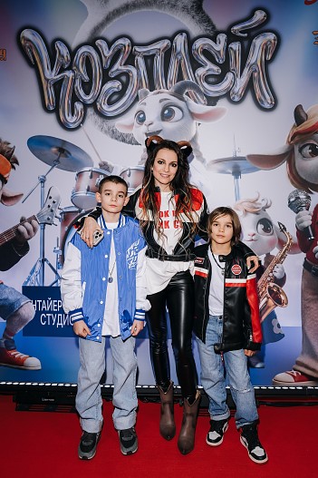 Светлана Светикова с детьми