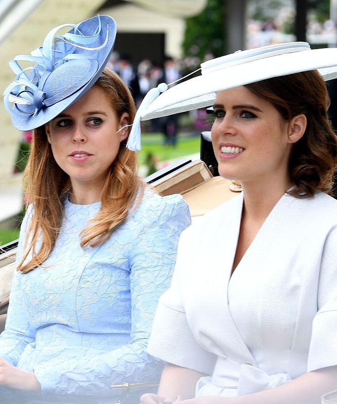 Принцесс Евгению и Беатрис отстранили от королевских обязанностей