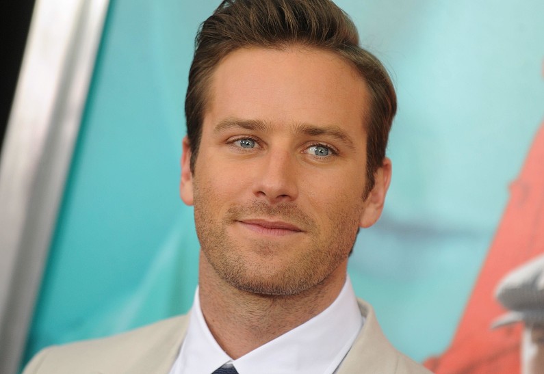 Арми Хаммер шокировал фанатов «брутальным» преображением