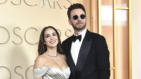 Крис Эванс и Альба Баптиста впервые вышли в свет после рождения первенца