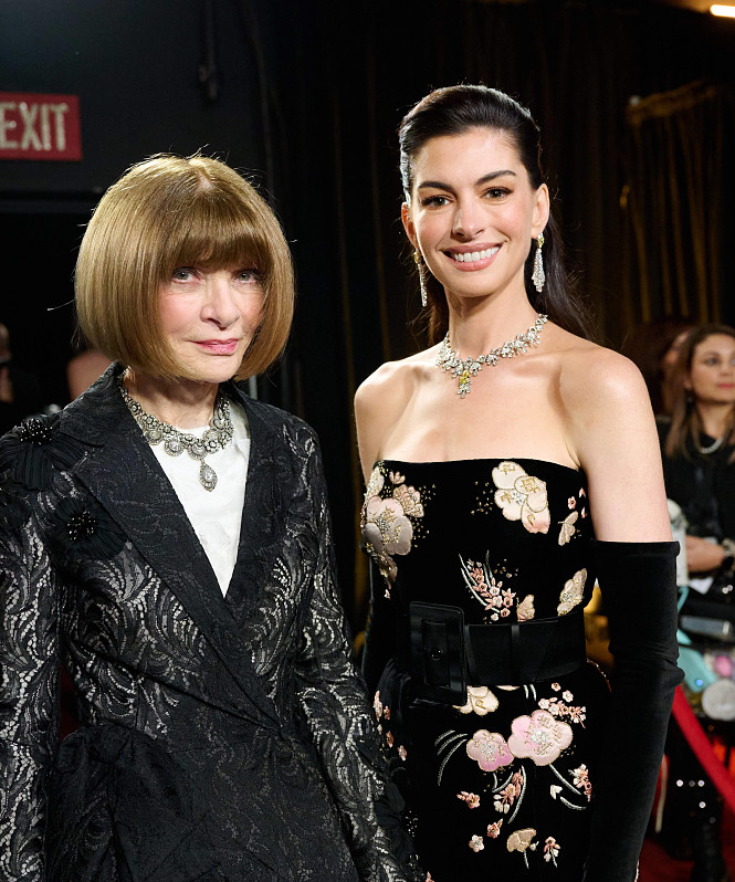 Энн Хэтэуэй и Анна Винтур устроили перформанс в стиле Миранды Пристли и Энди Сакс на премии «Оскар»