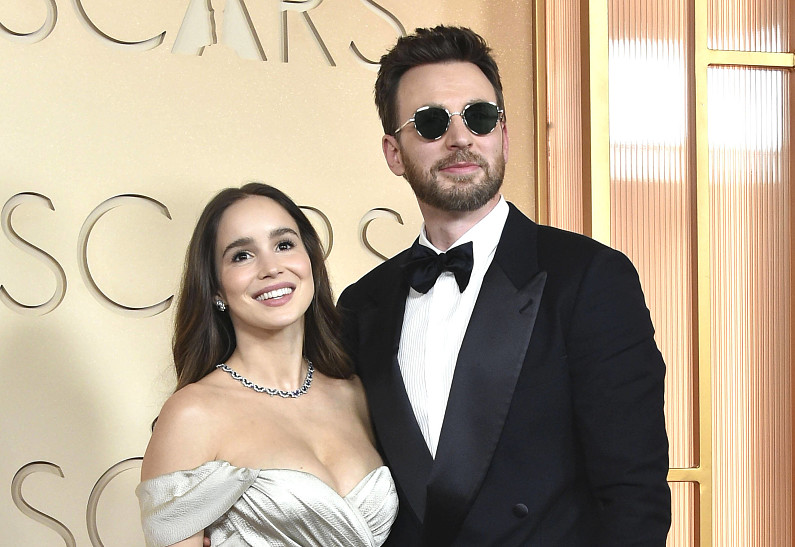 Крис Эванс и Альба Баптиста впервые вышли в свет после рождения первенца