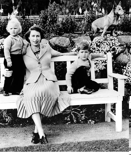 Королева Елизавета II с принцессой Анной и принцем Чарльзом