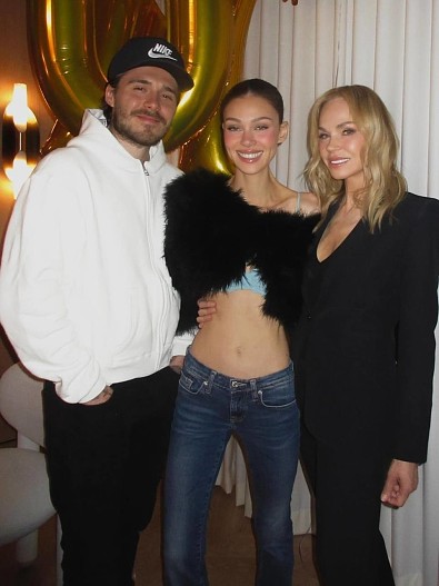 Бруклин Бекхэм с женой и тещей