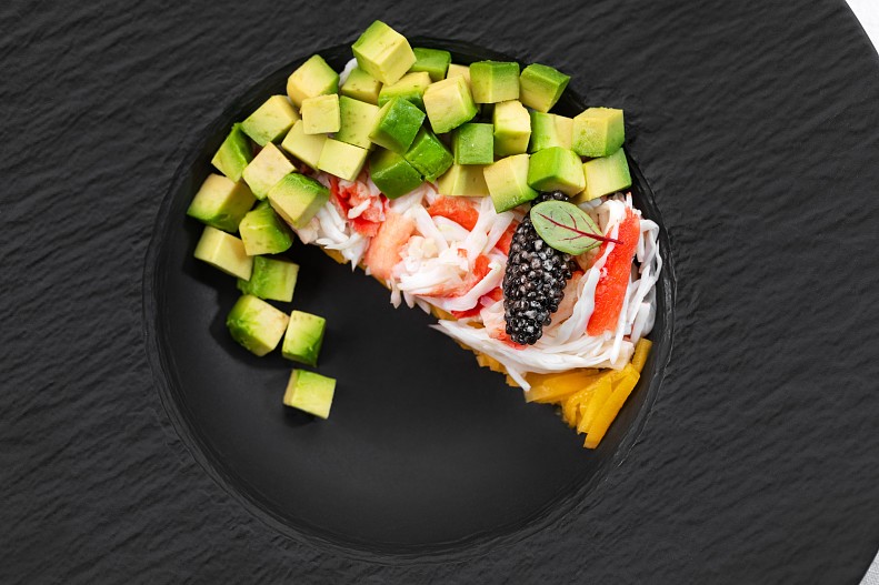 Краб со свежим манго и маслом листьев лайма