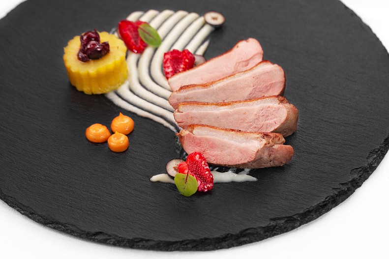 иле пряной утки с пюре из топинамбура и груши