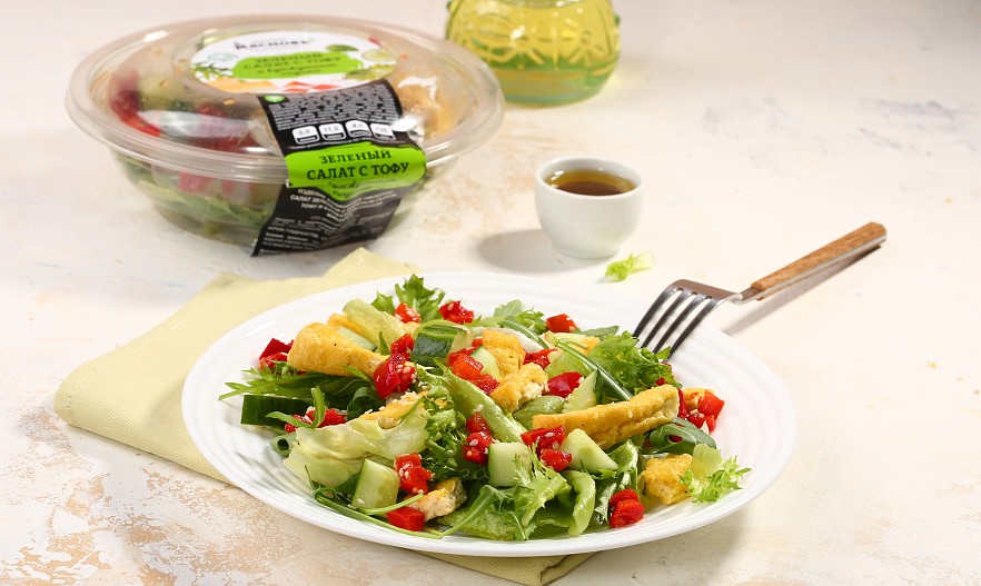 Салат с тофу и кунжутным соусом