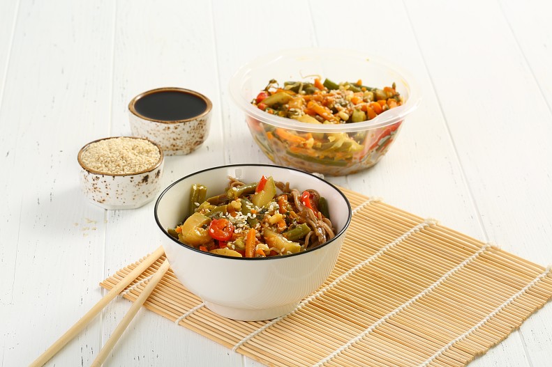Лапша гречневая с овощами и соусом терияки