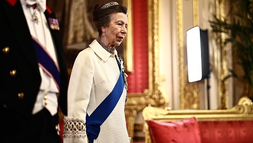 Принцесса Анна шокировала поклонников, появившись на банкете в культовом платье 57-летней давности