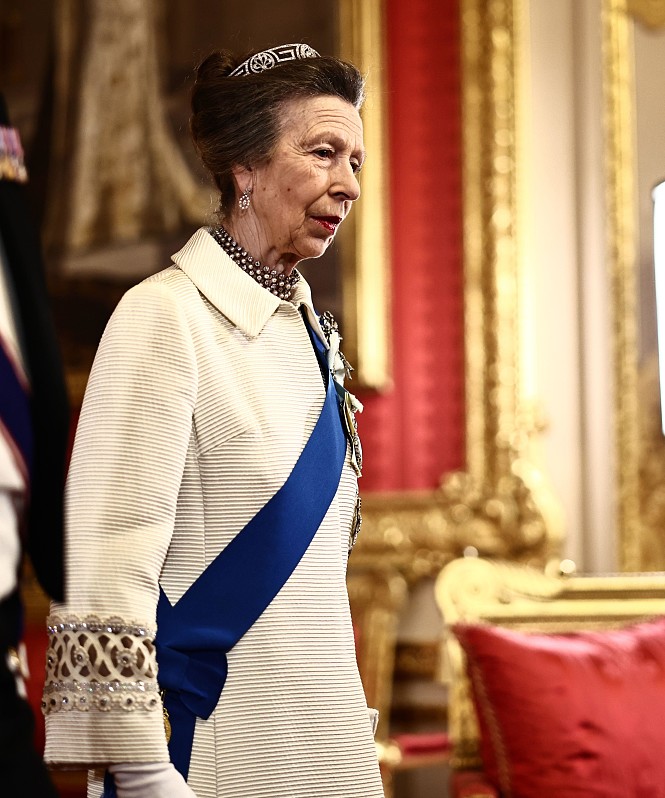 Принцесса Анна шокировала поклонников, появившись на банкете в культовом платье 57-летней давности