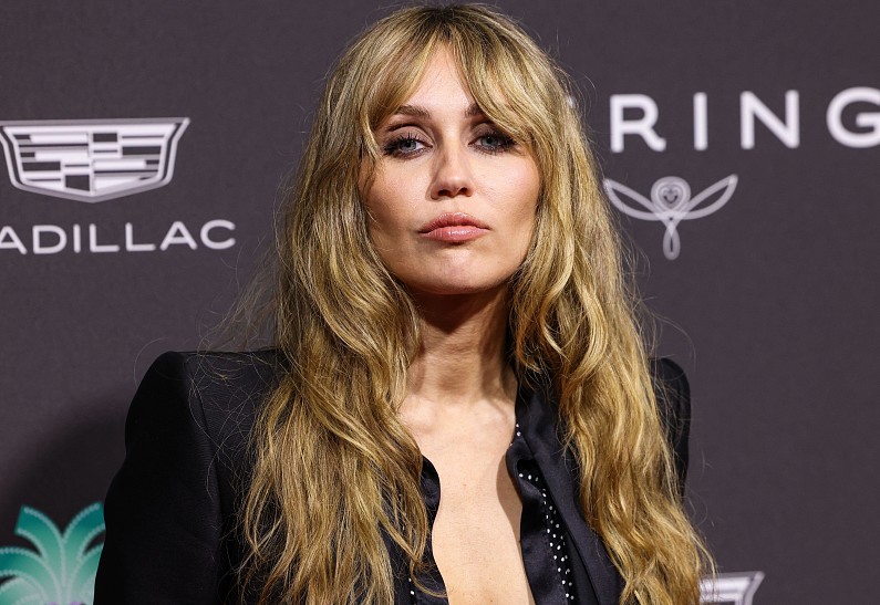 Майли Сайрус заявила, что Селена Гомес появится в юбилейном спецвыпуске «Ханны Монтаны»