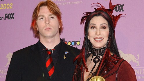 Полиция задержала младшего сына Шер после инцидента в школьной столовой