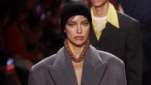 Пальто на голое тело: Ирина Шейк произвела фурор в Милане