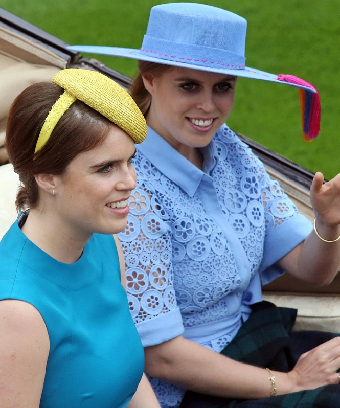 Принцессам Беатрис и Евгении запретили посещать королевские скачки на фоне скандала вокруг их отца