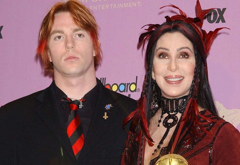 Полиция задержала младшего сына Шер после инцидента в школьной столовой