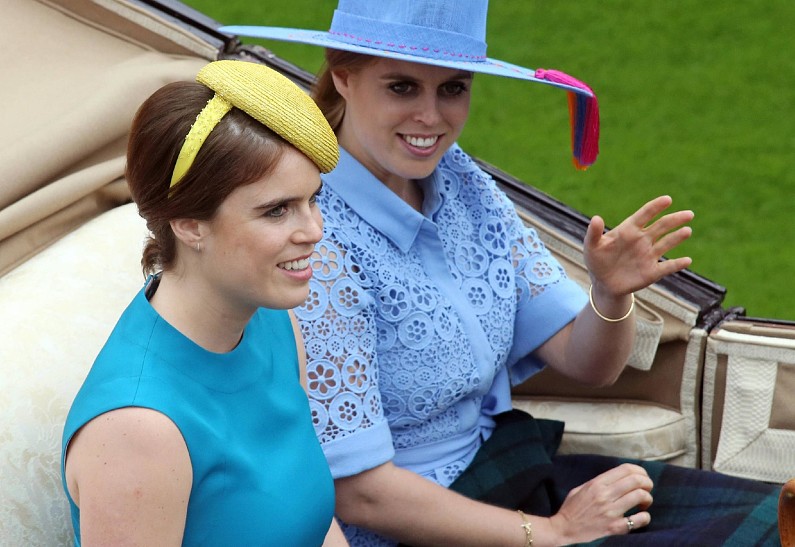 Принцессам Беатрис и Евгении запретили посещать королевские скачки на фоне скандала вокруг их отца