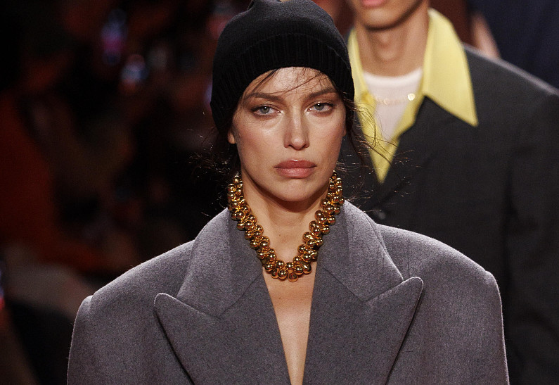 Пальто на голое тело: Ирина Шейк произвела фурор в Милане