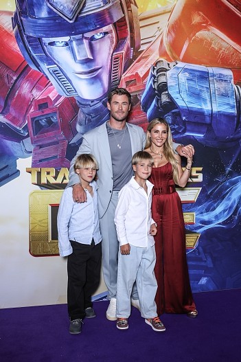 Крис Хемсворт и Эльза Патаки с детьми