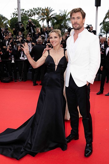 Эльза Патаки и Крис Хемсворт