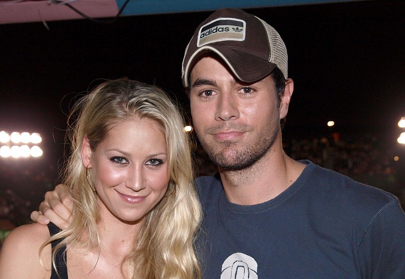 Энрике Иглесиас опубликовал редкое фото Анны Курниковой с их четырьмя детьми