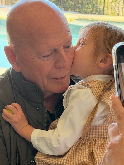 Брюс Уиллис с внучкой Луэттой