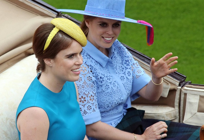 Принцессы Евгения и Беатрис оказались полностью изолированы от королевской семьи