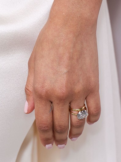 Зендея продемонстрировала кольцо на безымянном пальце