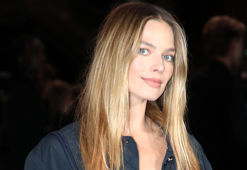 Марго Робби попала в объективы папарацци в нелепом виде