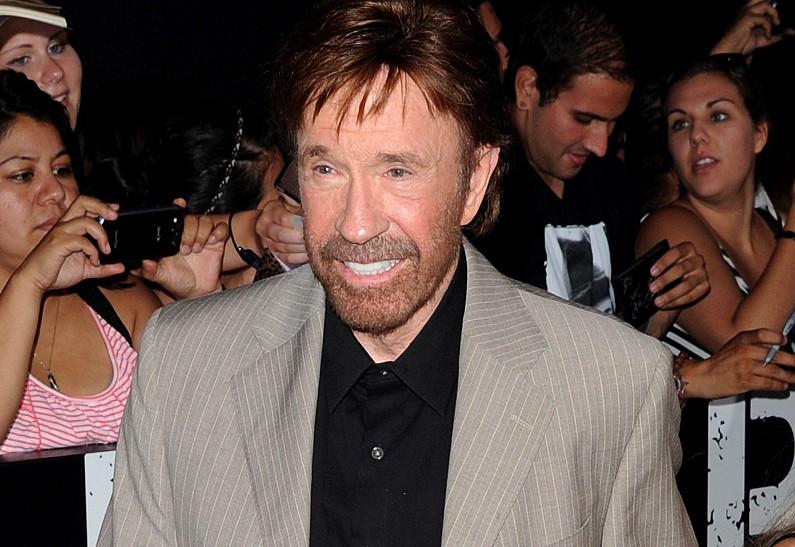 Прощальное послание: о чём было последнее видео Чака Норриса?