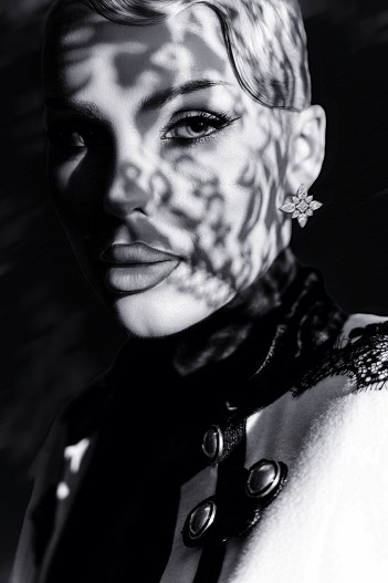 Жакет AURA8; серьги Suzanne Code