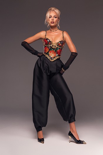 Брюки ALINE; корсет PLASTIC QUEEN; чокер, серьги, браслет, кольца — всё Suzanne Code