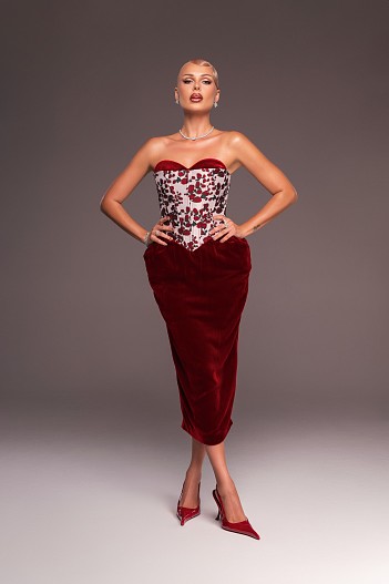 Платье ALINE; браслет, колье, серьги, кольца — всё Suzanne Code