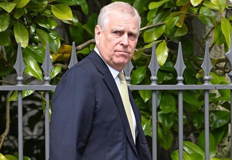 Бывший принц Эндрю впервые появился на публике после ареста