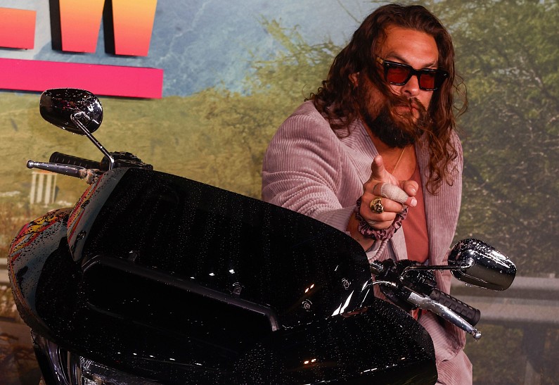 Джейсон Момоа эвакуировался с семьей после наводнения на Гавайах