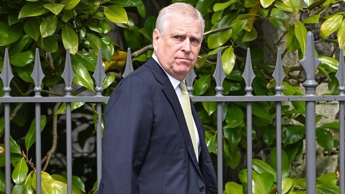 Бывший принц Эндрю впервые появился на публике после ареста