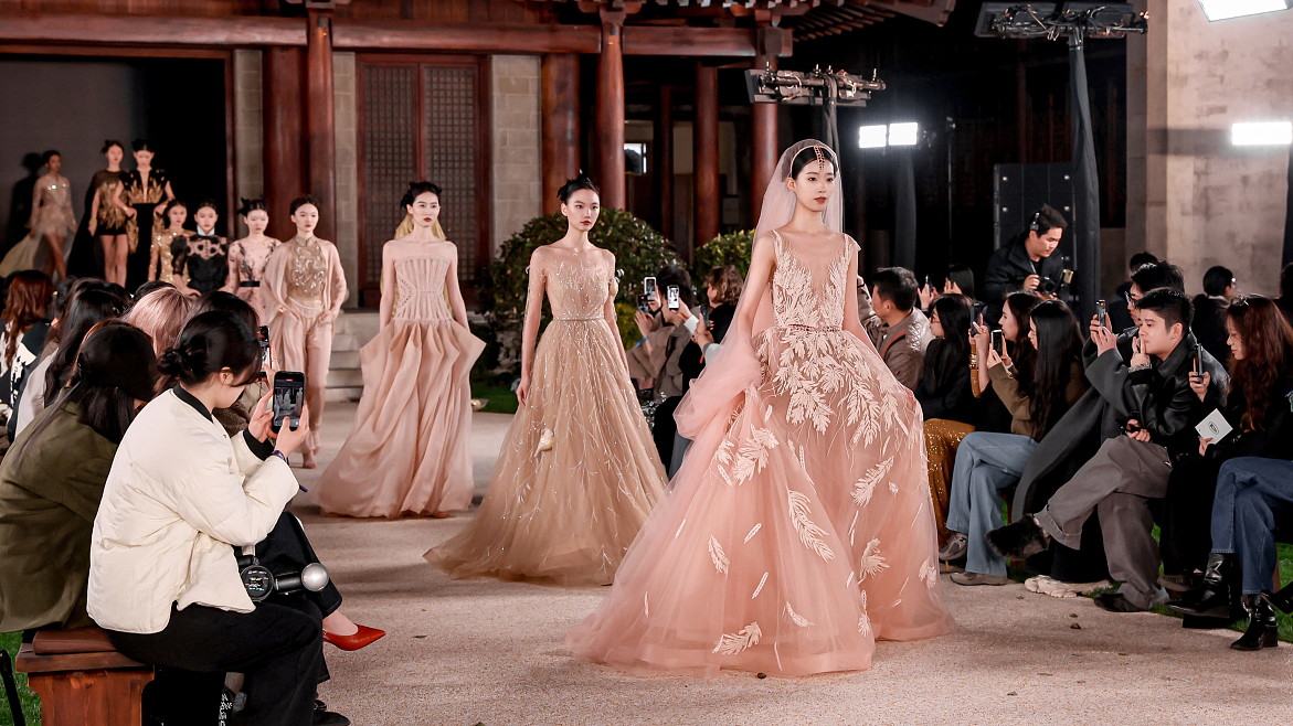 YANINA Couture провел большой показ в Китае