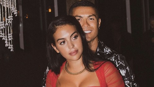 Криштиану Роналду поделился трогательным снимком со всей семьей