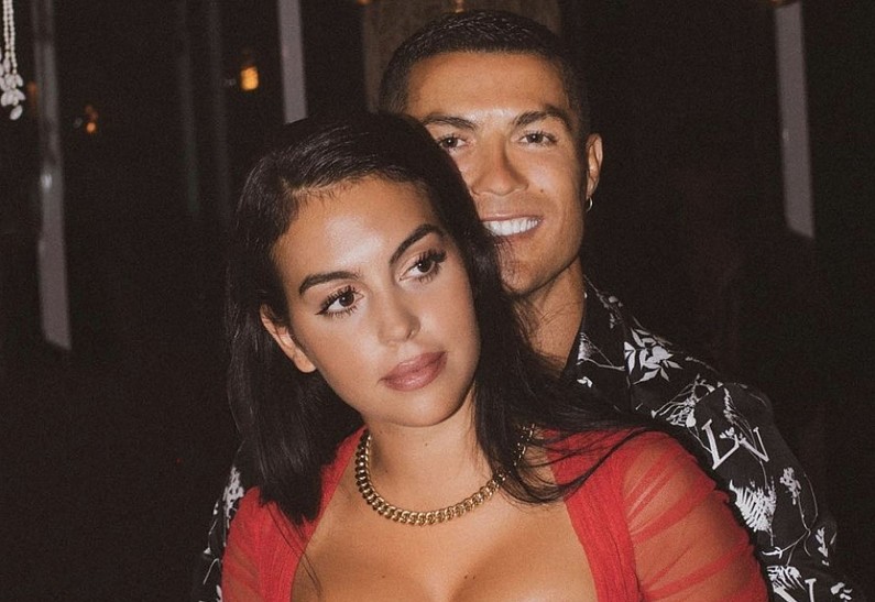 Криштиану Роналду поделился трогательным снимком со всей семьей